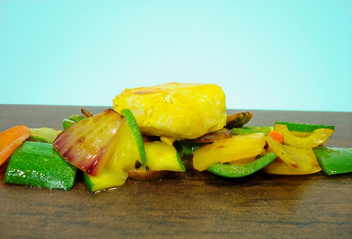 pollo con salsa curry y verduras