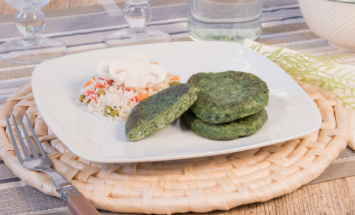 burger de pollo con espinacas cocinada