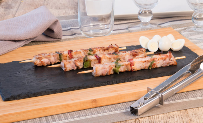 Brochetas de pollo marinadas cocinado