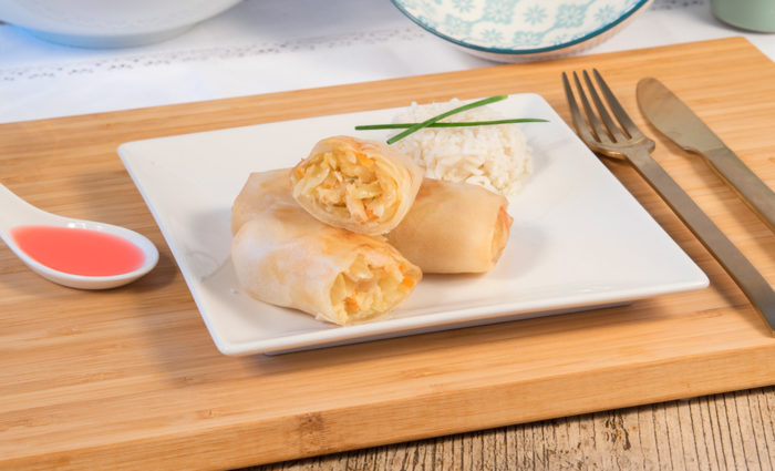 Rollito de primavera con carne cocinado