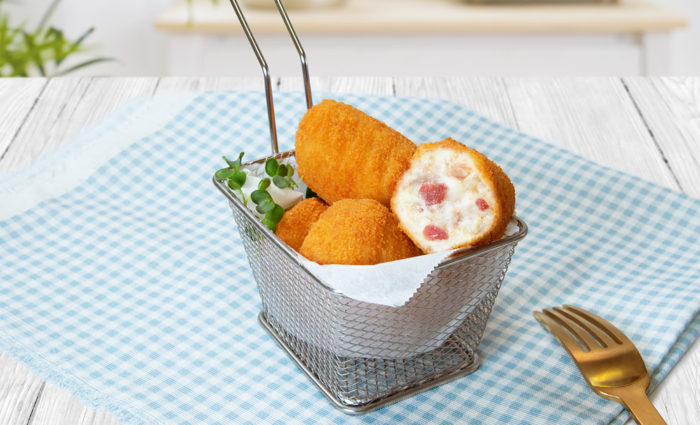 Croquetas de pollo cocinado rápido cesta