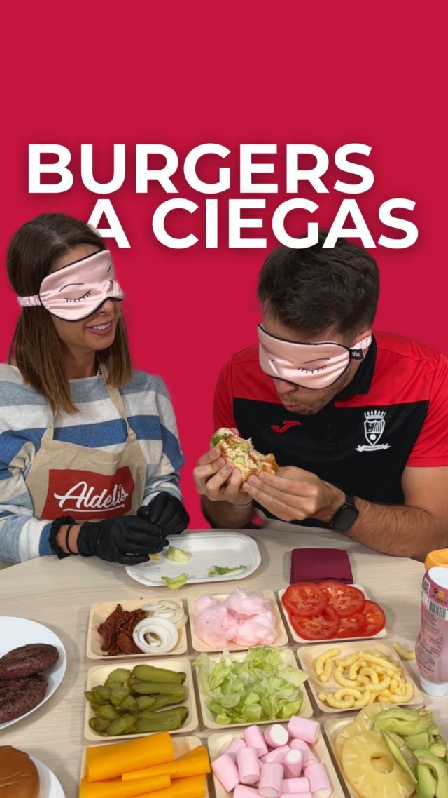 🍔 ¡BURGERS A CIEGAS! - Parte I

¿Serías capaz de montar una hamburguesa sin ver absolutamente nada? 

Nuestros compis Susana y Diego se han atrevido con este reto… ¡y la verdad es que han caído unas risas! 😂

La mecánica es sencilla pero muy divertida:
👩‍🍳 Uno monta la burger con los ojos tapados
👅 Y el otro la prueba… ¡e intenta adivinar qué lleva!

¿El resultado? Digamos que un poco inesperado, pero quién sabe, la cocina está para divertirse 😅

¿Te atreverías a probarla? 

#aldelís #retosaldelís #burger #burgersaciegas #burgersaldelís