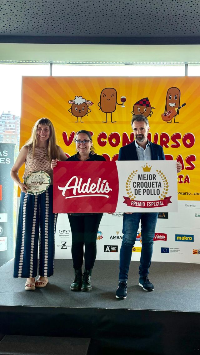 ¡Menudo nivelazo en la final del VII Concurso de Croquetas de Zaragoza y provincia! 🌟

Desde Aldelís, hemos asistido a la final del @concurso_croquetas_zaragoza para conocer las 3 propuestas elaboradas con ave Aldelís:

🔻 @flashgastrobar - Croqueta de pollo con olivas negras. 
🔻 Casa Nogara - Croqueta de gallina trufada.
🔻 @casa_arriazu_tasca - Croqueta de kebab de pollo. 

Enhorabuena a estos tres establecimientos porque vuestras creaciones, especialmente a @casa_arriazu_tasca por hacerse con el premio Aldelís🏆

#concursodecroquetas #concursodecroquetasdezaragoza #croquetas #croquetasaldelís #aldelís