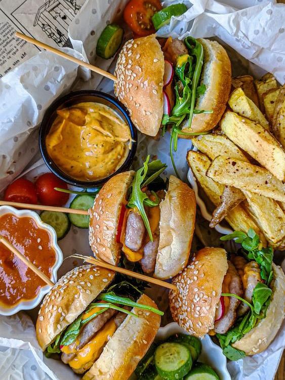 🍔Mini hamburguesas con sus patatas fritas caseras y salsas para mojar.

Una receta hecha por @enis_kitchen__ con nuestras albóndigas de pollo y que nos parece una auténtica ideaza🫶

¡Tenéis el proceso en su perfil!

#aldelis #miniburgers #albondigasaldelis #ideasdecena #recetasrapidas #recetasfáciles