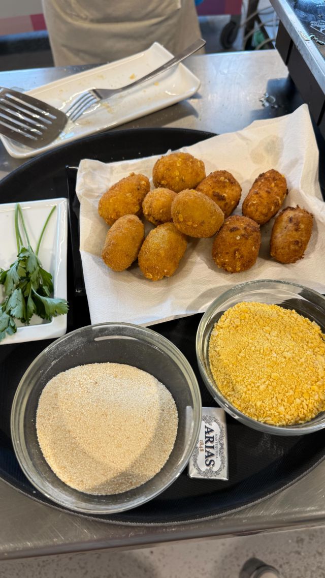¿Qué pasa cuando juntas a creadores de contenido, croquetas y las cocinas de @davantemasterd ?

Pues que ocurren momentos maravillosos como el de ayer✨ 

Al más puro estilo MasterChef, reunimos a un grupo de creadores de contenido para recrear la croqueta ganadora del @concurso_croquetas_zaragoza en la categoría “Mejor croqueta hecha con pollo o pavo”: 

🍗 Una croqueta de pollo kebab con salsa tzatziki, la propuesta ganadora de @casa_arriazu_tasca 

🏆Lo hicieron todos de 10 (prometido), pero los ganadores del concurso fueron @soy.rita.loren y @yancasmp 

¡Enhorabuena y mil gracias por el día de ayer!❤️

@yolworld @pruebocomida @charlyplanas @mua_carmen @bbertx @ivansangregorio @soy.rita.loren 

#Aldelís #croquetas #croquetasaldelis #concursosAldelís